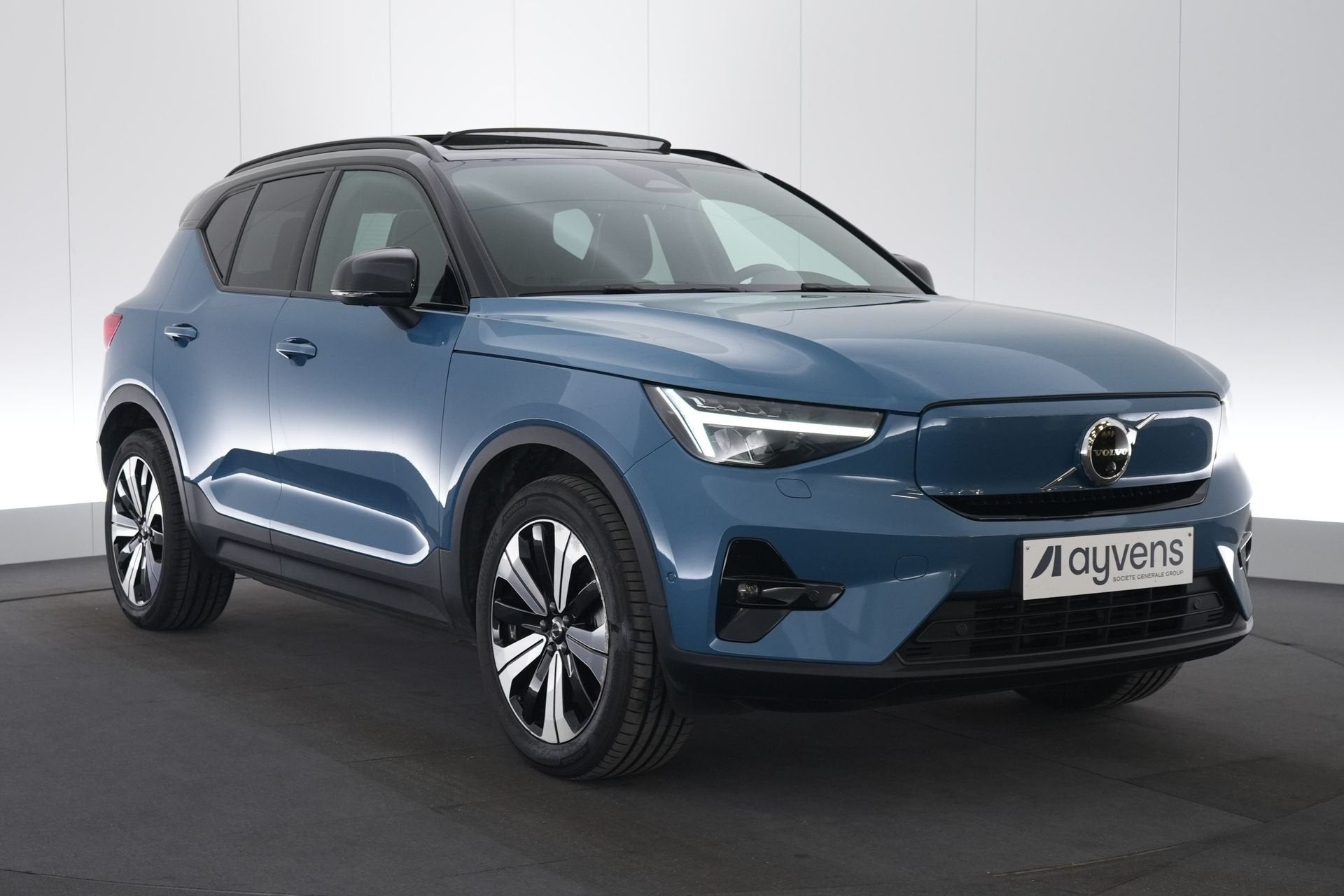 (2CMV702) VOLVO XC40, Auto's, Gebruikt, Blauw, Alcantara, 67 kWh