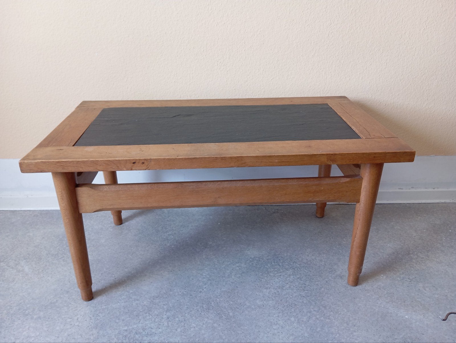 Petite table de salon en chêne et pierre en schiste, Maison & Meubles, Enlèvement, Chêne