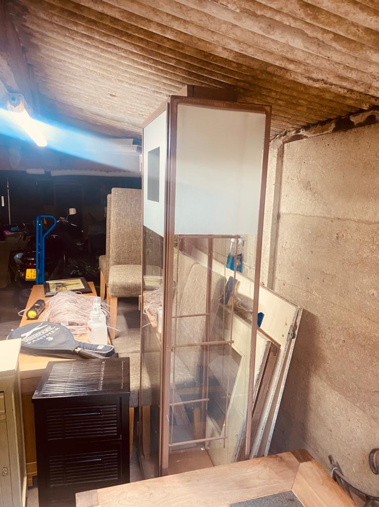 Vitrinekast glas staal met verlichting, Huis en Inrichting, Kasten | Vitrinekasten, Ophalen, Zo goed als nieuw, Eikenhout