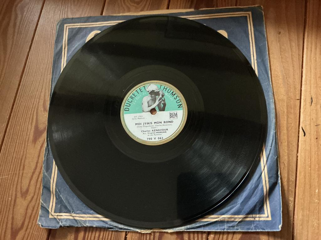 10” Charles aznavour - moi j’fais mon rond, Ophalen of Verzenden, Gebruikt