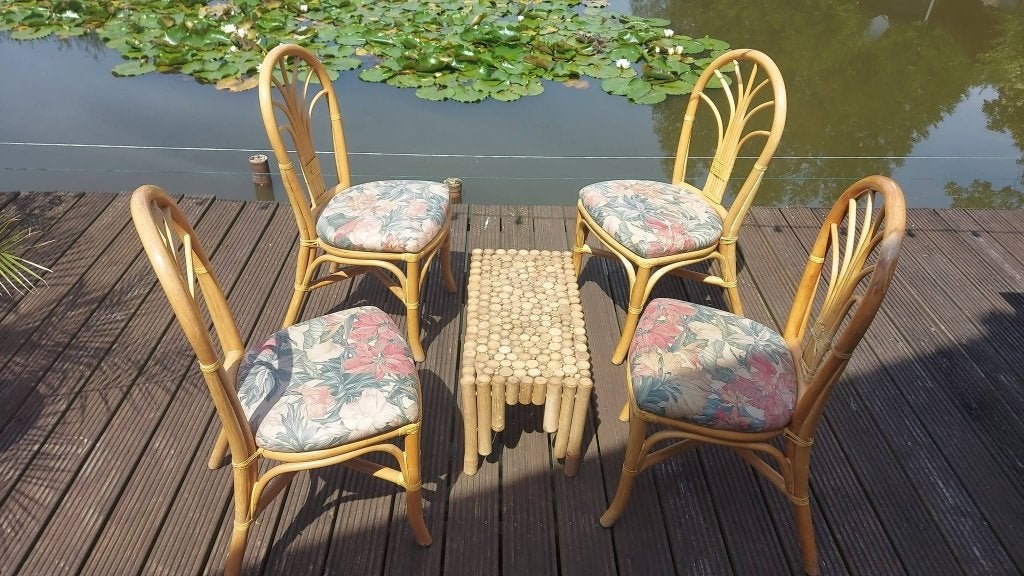 4 rieten stoelen met zitting in stof + rieten tafeltje, Ophalen, Gebruikt, Riet of Rotan