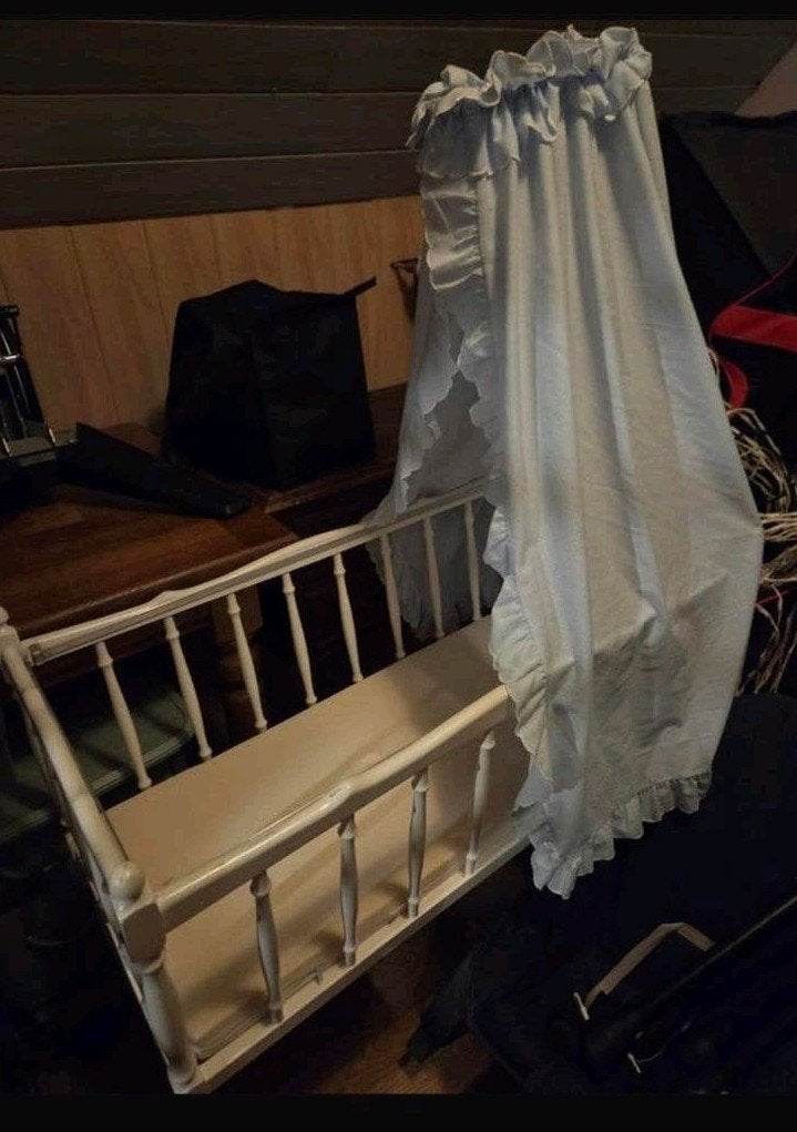 Klassieke witte houten wieg met lichtblauwe hemel, Kinderen en Baby's, Babywiegjes en Ledikanten, Ophalen, Gebruikt, Wieg