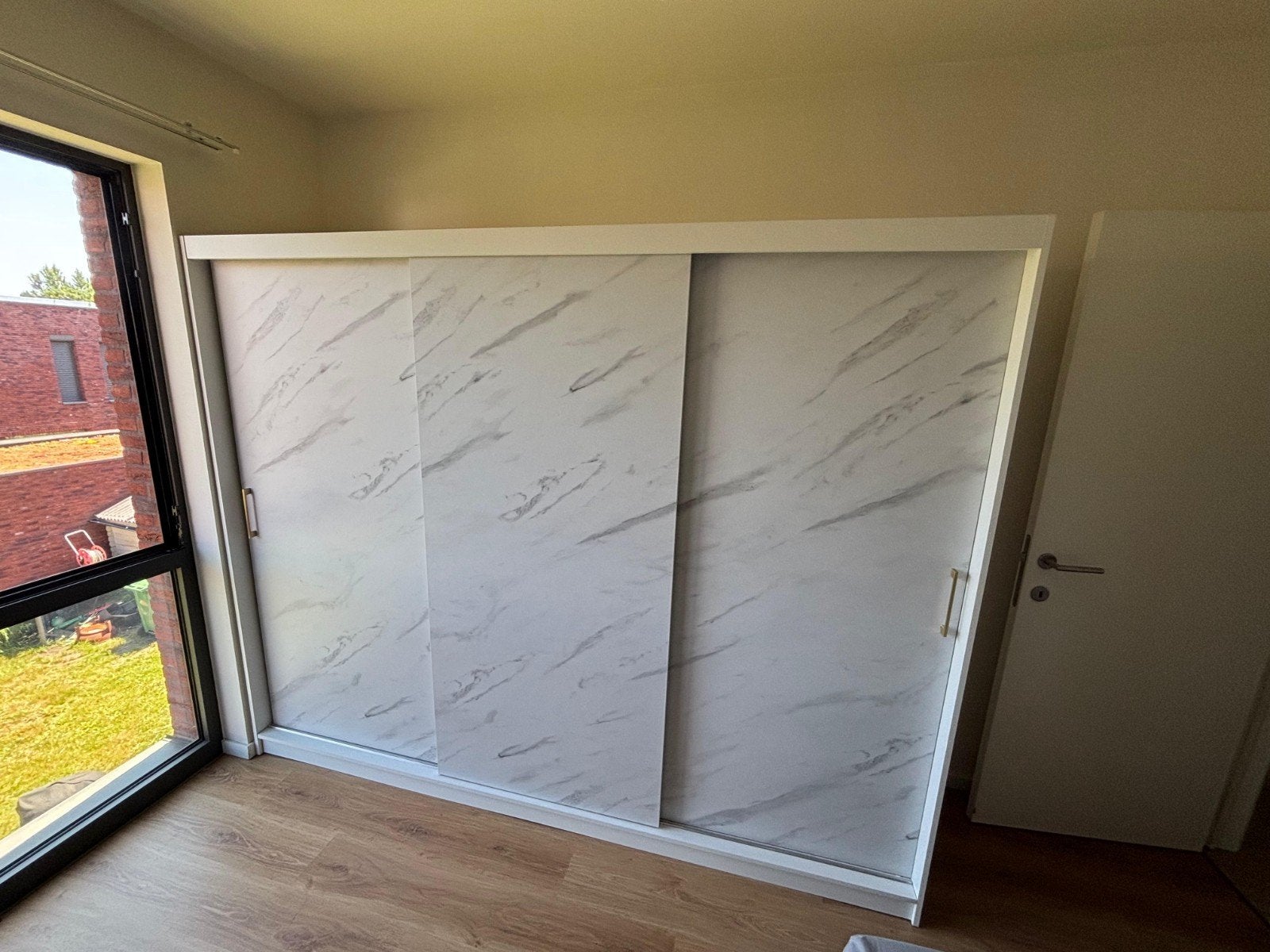 LUXE KLEDINGKAST WIT MARMERLOOK – GOUDEN ACCENTEN – 250 CM, Huis en Inrichting, Woonaccessoires | Kamerschermen, Ophalen