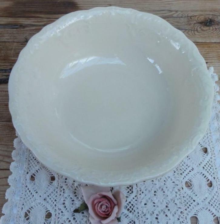 Grote brocante creme kleurige kom/ schaal, reliëf sierrand, Huis en Inrichting, Keuken | Servies, Gebruikt, -, -, Ophalen of Verzenden