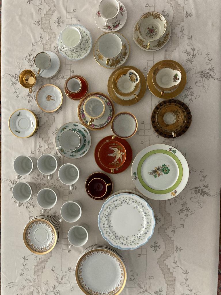 Koffietassen, onderbordjes, dessertborden, Huis en Inrichting, Keuken | Servies, Ophalen, Zo goed als nieuw, Aardewerk, Compleet servies