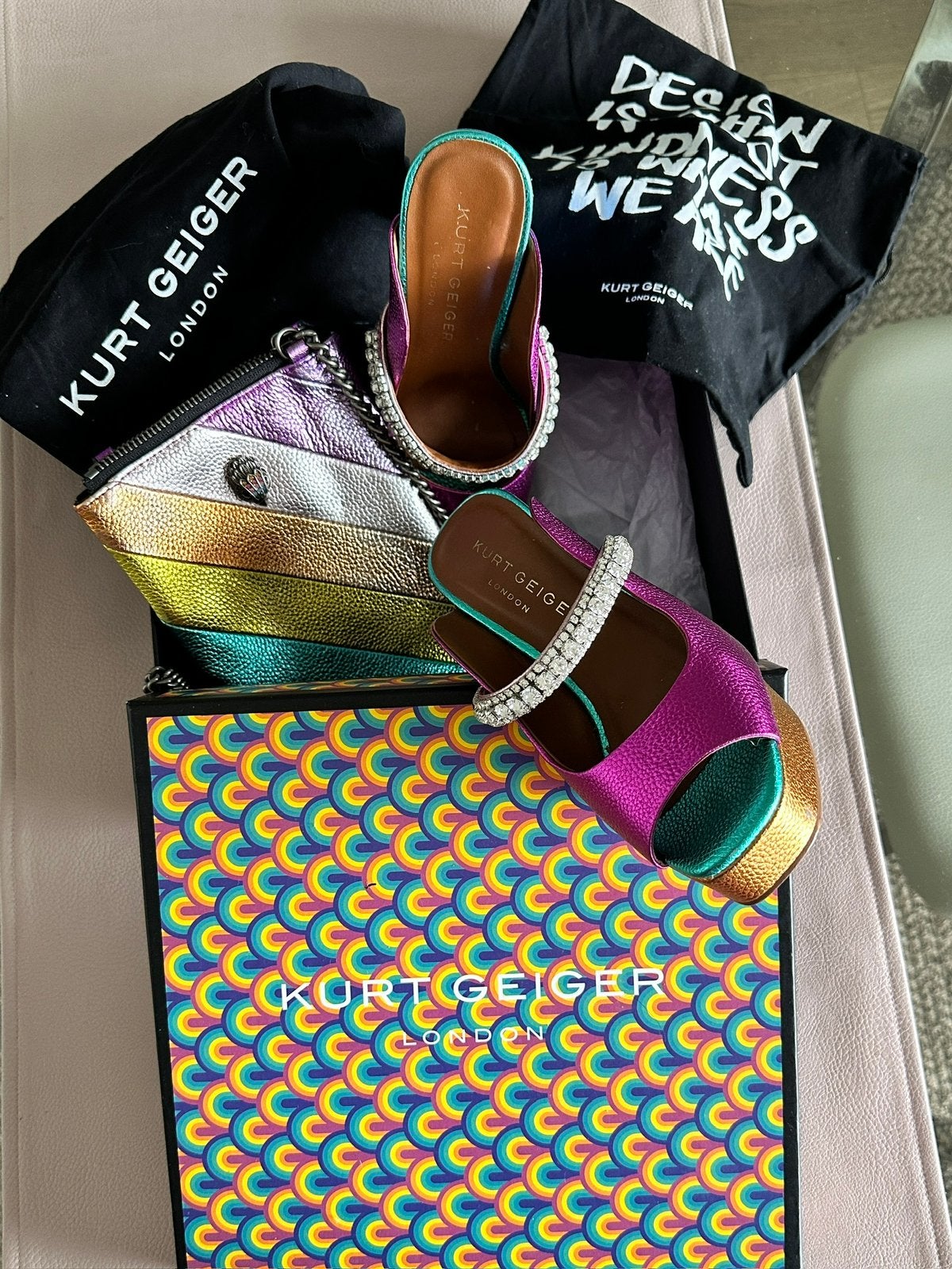 Hoge insteekslippers met smalle schoudertas van Kurt Geiger., Enlèvement, Comme neuf