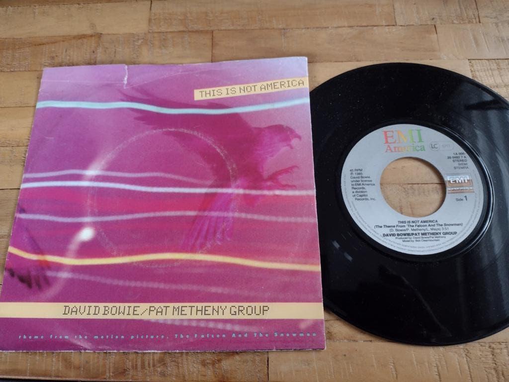 single vinyle : DAVID BOWIE : THIS IS NOT AMERICA (1985), CD & DVD, Vinyles Singles, Utilisé, Housse de protection extérieure