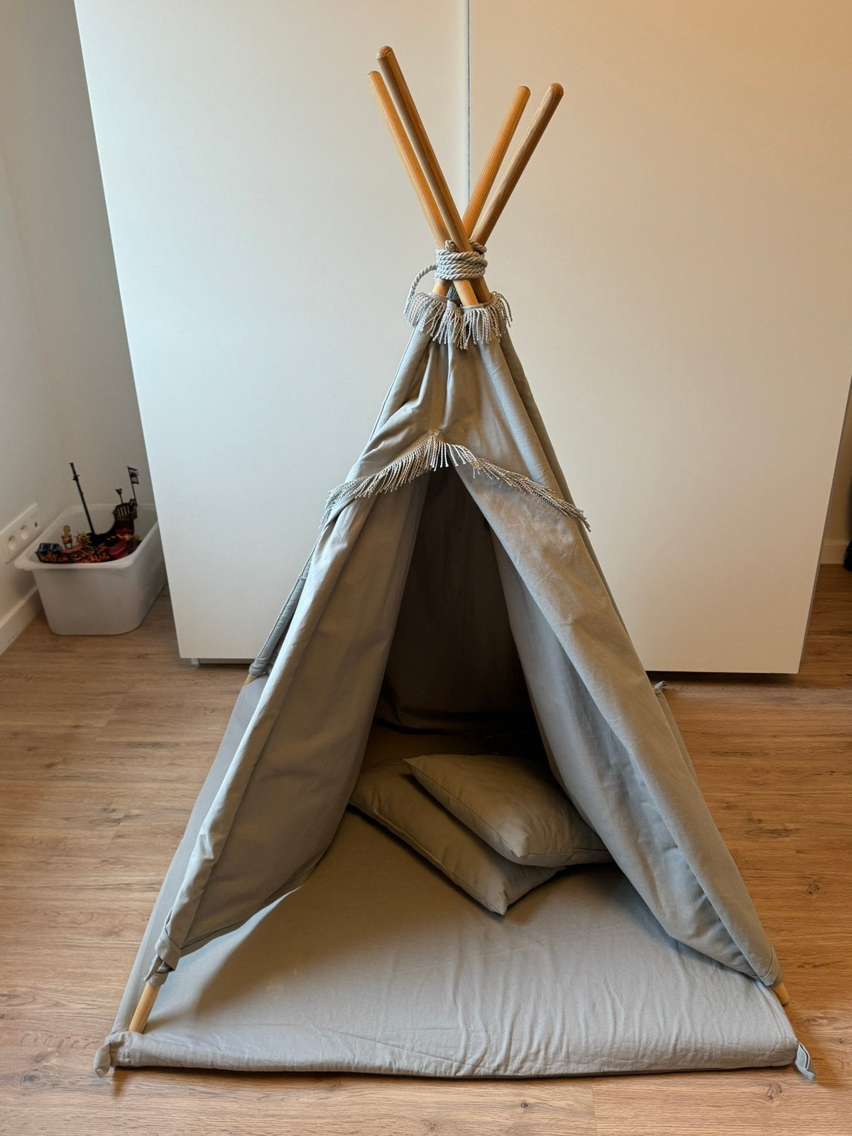 Grijze tipi speeltent - MiiiMi, Enfants & Bébés, Jouets | Tentes de jeu, Enlèvement, Comme neuf