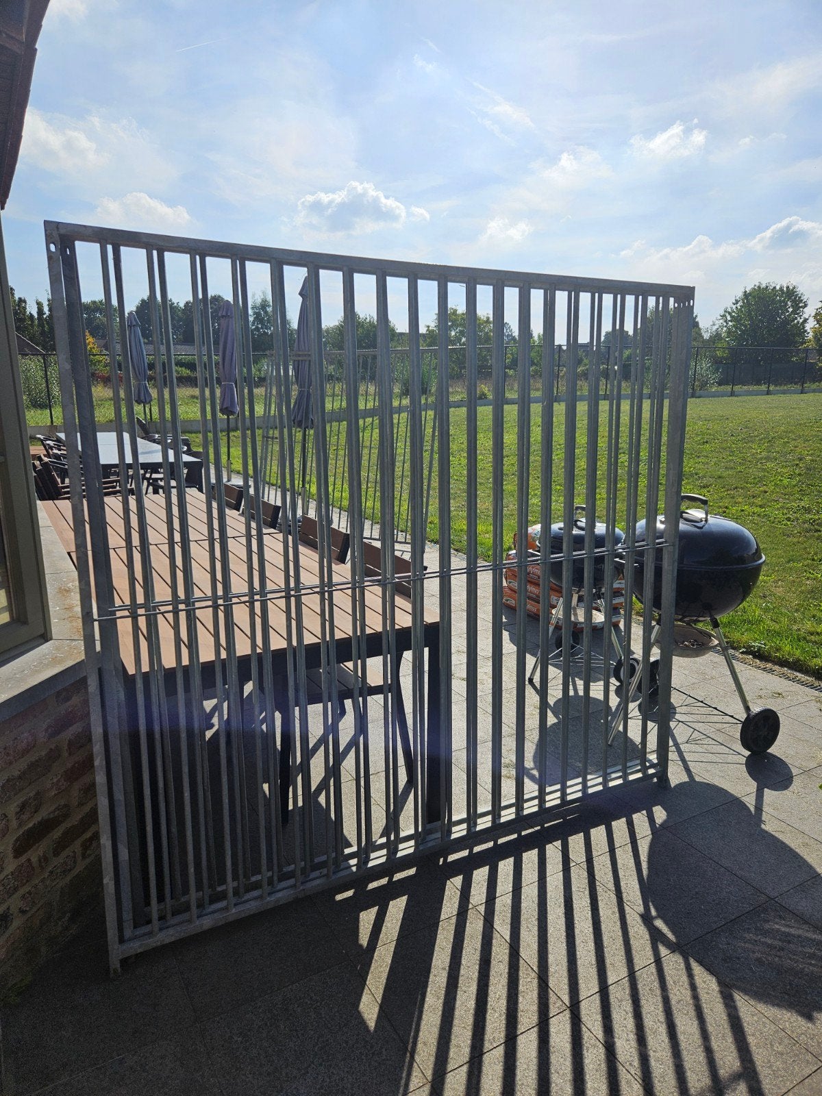 Parc pour chiens de 4 x 2 m avec porte rarement utilisée, Clôture barrée, Comme neuf, Enlèvement, Fer