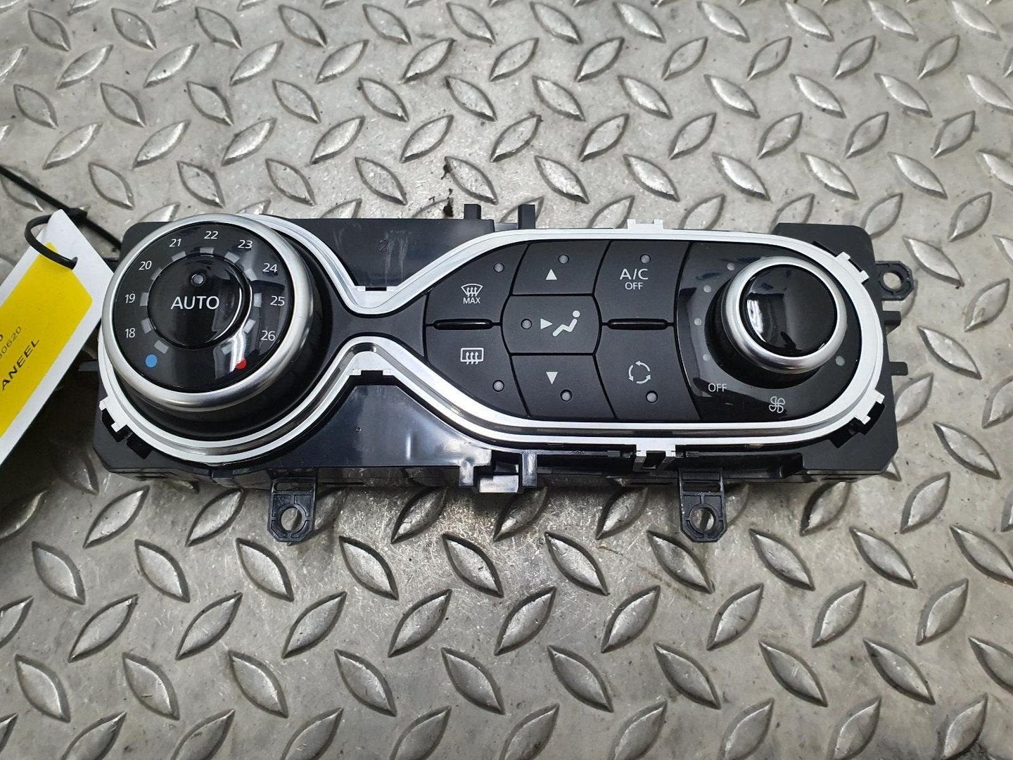 RENAULT CLIO KACHEL BEDIENINGSPANEEL 2015, Ophalen of Verzenden, Gebruikt, Stiba lid