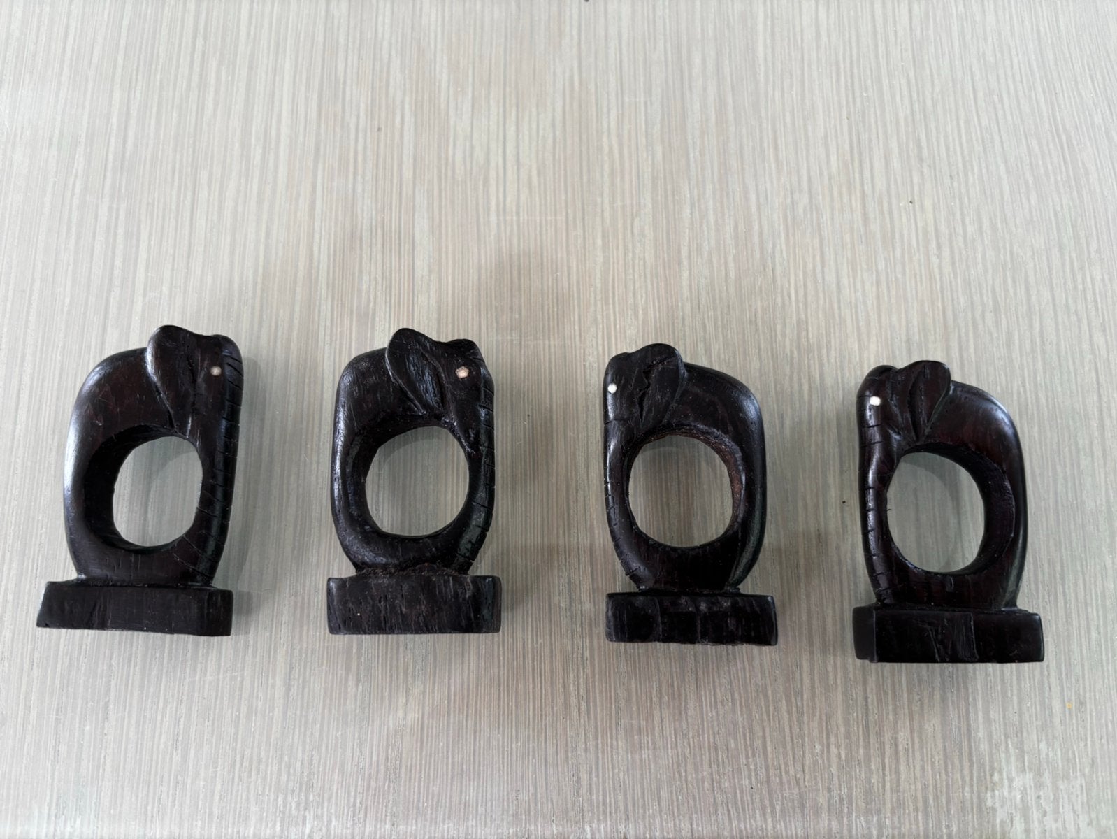 4 Ebbenhouten servetringen -  handgelazkt, Ophalen, Houtsnijwerk, Minder dan 20 cm, Hout