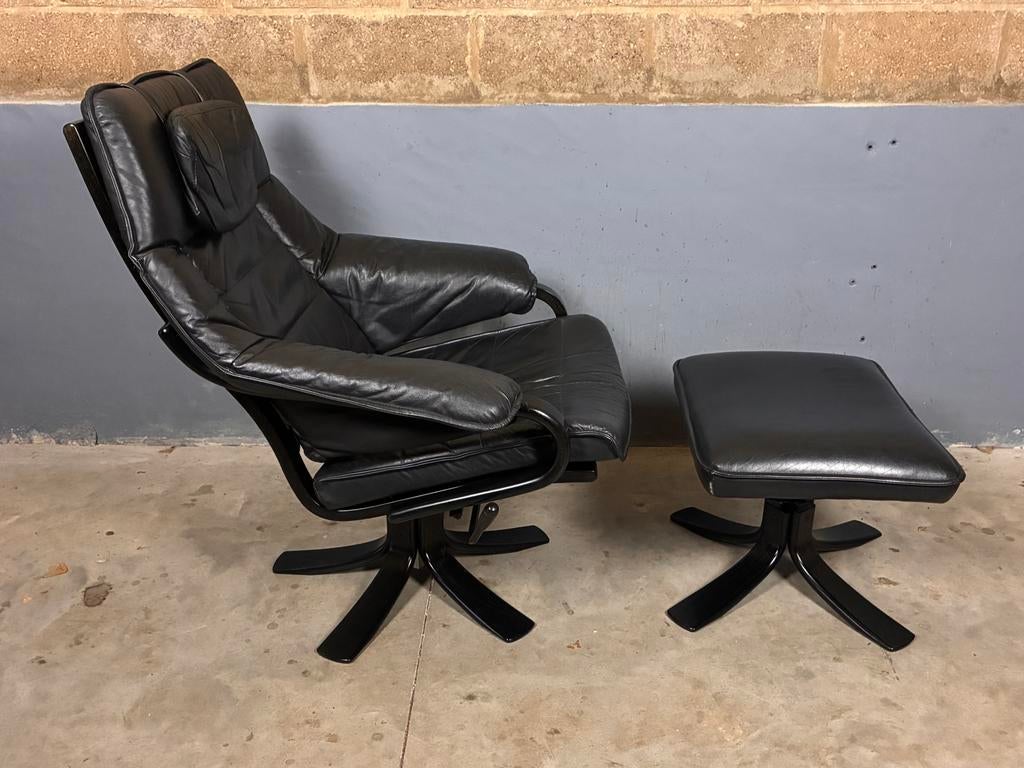 Deens design Skalma draaifauteuil met hocker, Enlèvement, Utilisé, Bois, Vintage Seventies Deens design Skalma Ekorned Knudsen
