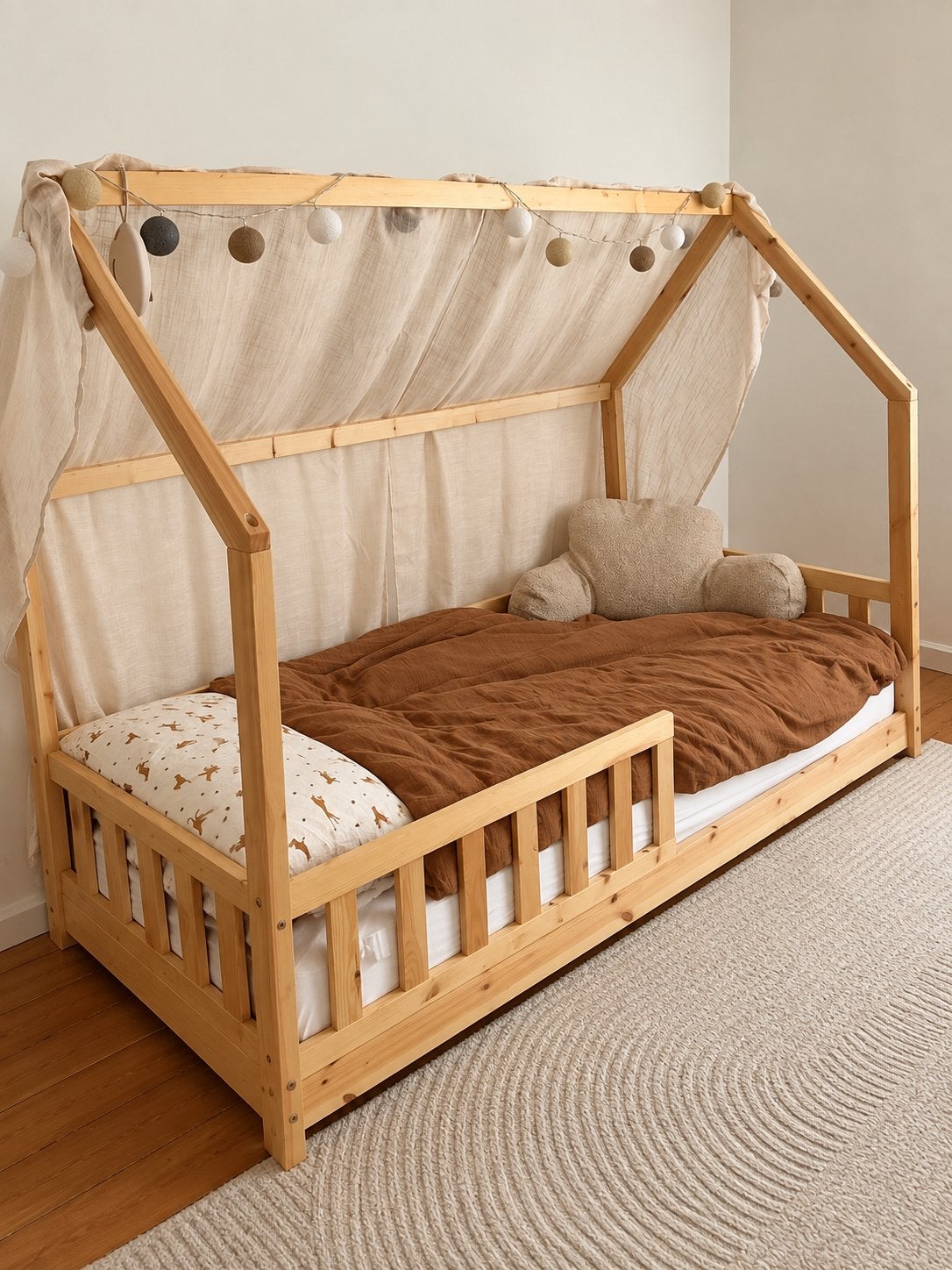 Lit cabane enfant 90x190 en bois naturel+voilage & guirlande, Enfants & Bébés, Enlèvement, Comme neuf, Matelas