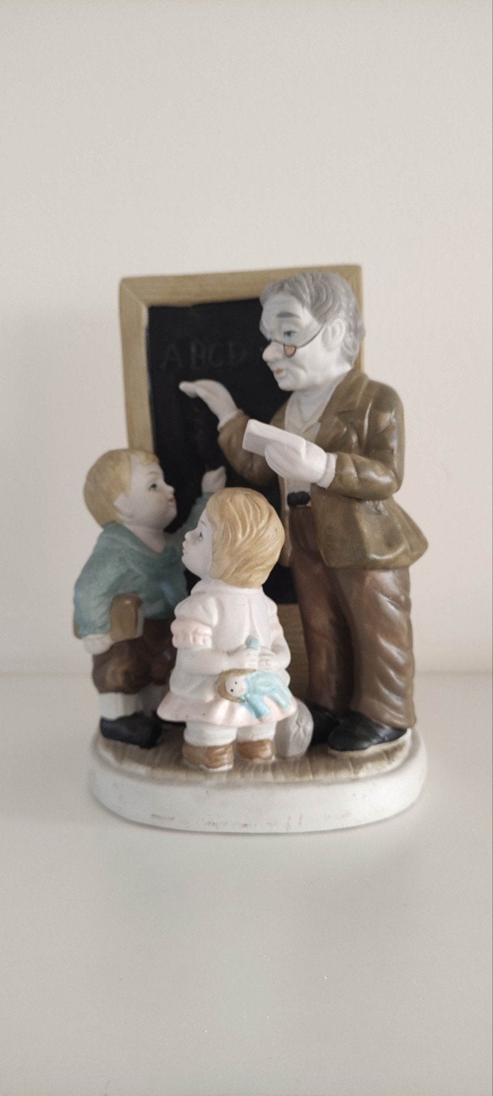 Vintage Porseleinen Beeldje – Leraar met Schoolbord en Kinde, Ophalen