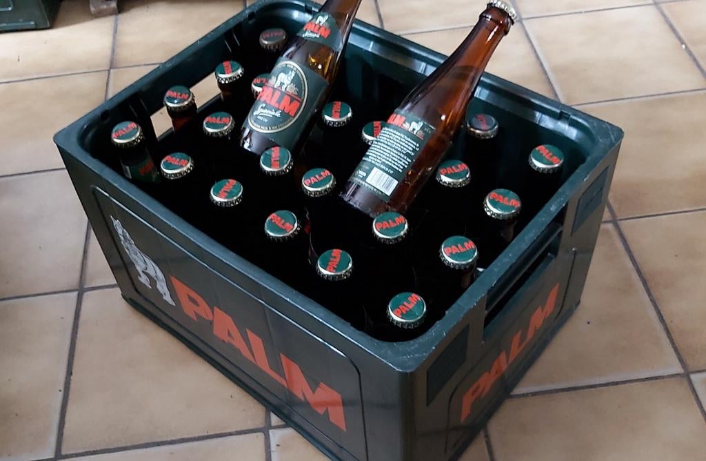 Oude Bak Palm met 24 oude lege flesjes, Ophalen