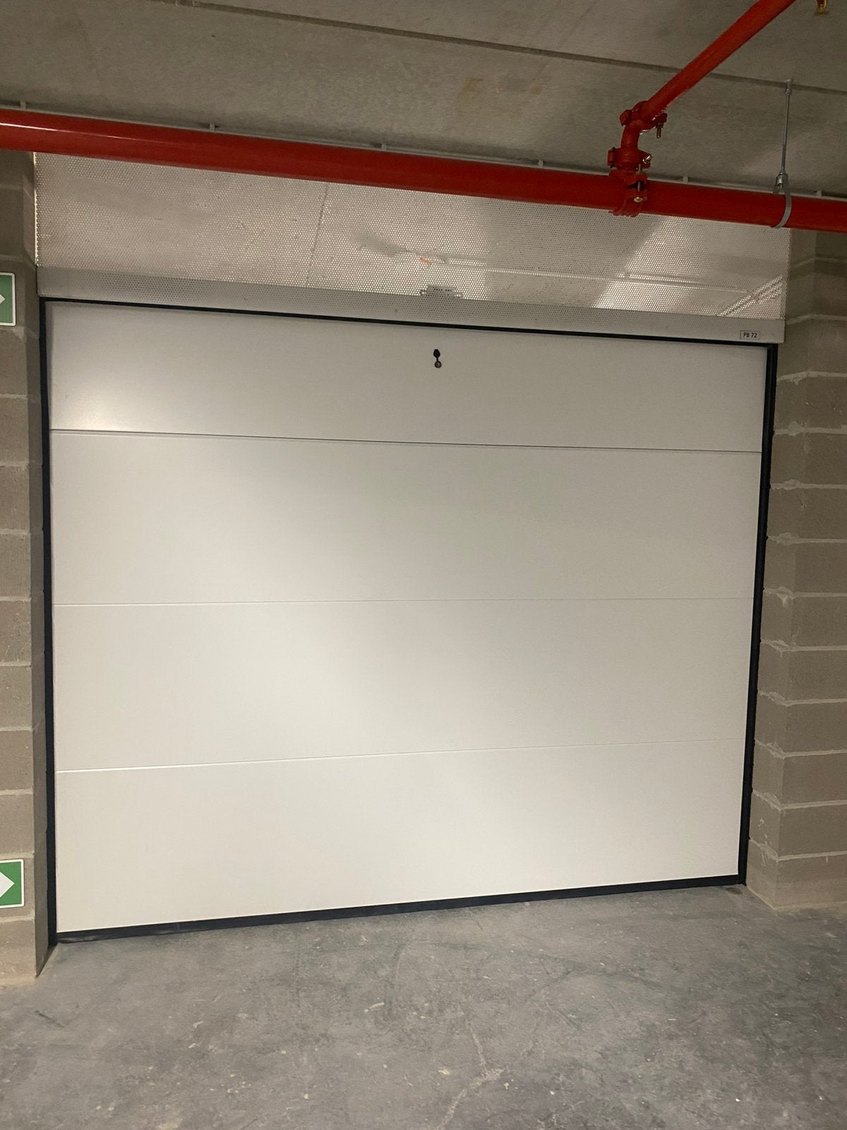 2 nieuwe sectionaalpoorten, Doe-het-zelf en Bouw, Deuren en Vliegenramen, Ophalen, Garagedeur, Zo goed als nieuw, 120 cm of meer