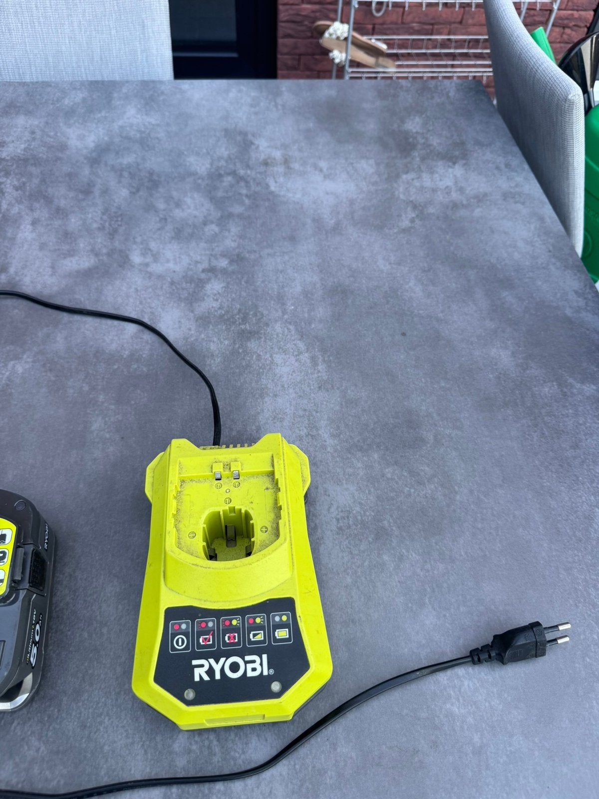Ryobi batterijen +oplaadstation, Audio, Tv en Foto, Accu's en Batterijen, Ophalen, Zo goed als nieuw