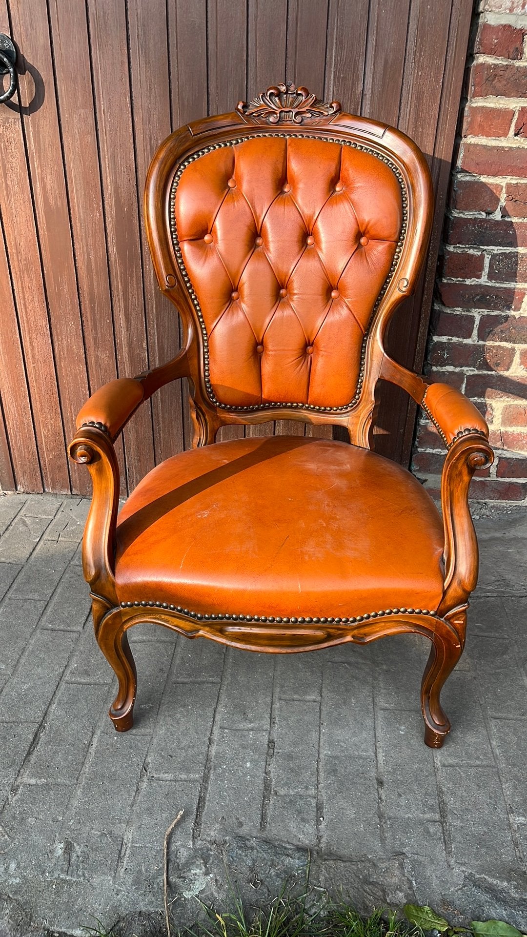 Ancien fauteuil en bonne état , quelques traces d usures., Enlèvement