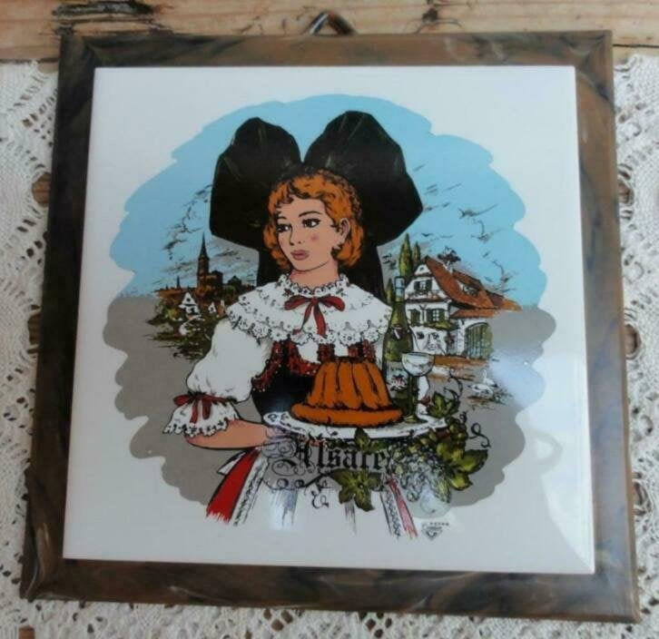 Wandtegel met vrouw in klederdracht, Alsace,Elzas, Frankrijk, Antiek en Kunst, Ophalen of Verzenden