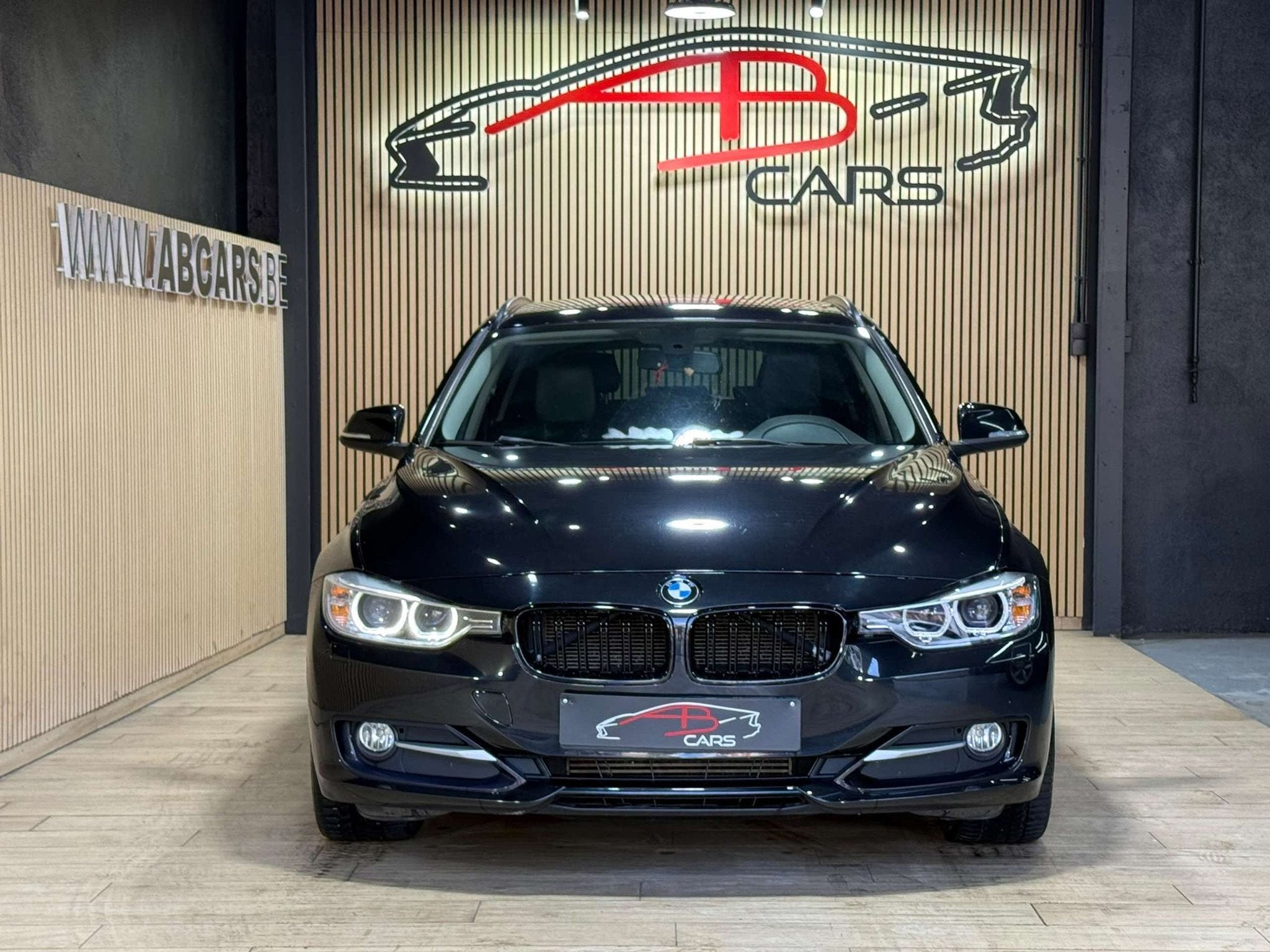 BMW 3 Serie 318 DA * Touring * GARANTIE 12 MOIS * PACK SPORT, Auto's, Automaat, Euro 5, Zwart, 4 cilinders