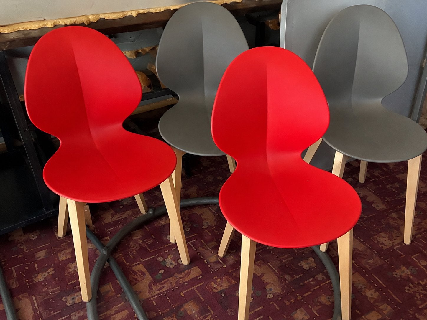Lot de 4 chaises design – 2 rouges + 2 grises, Ophalen, Gebruikt, Hout, Eén
