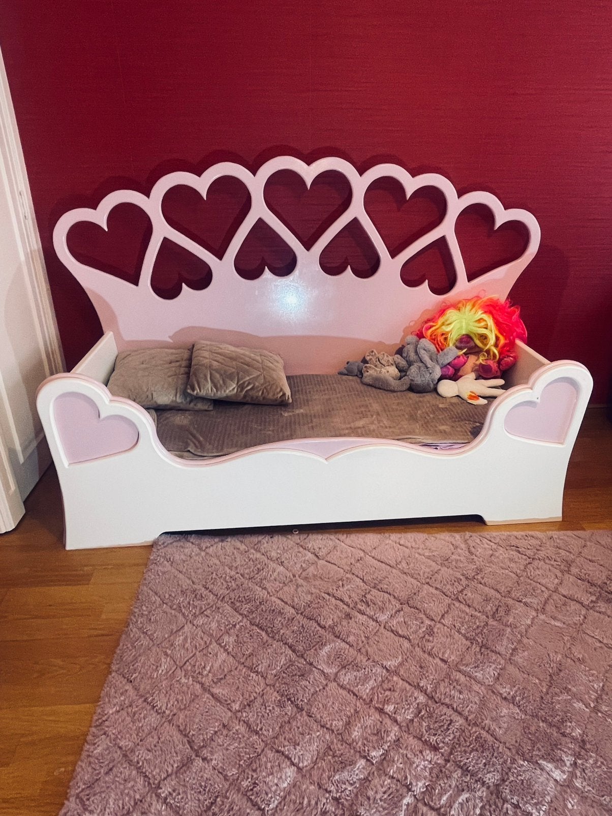 Lit d'enfant pour filles, Enlèvement