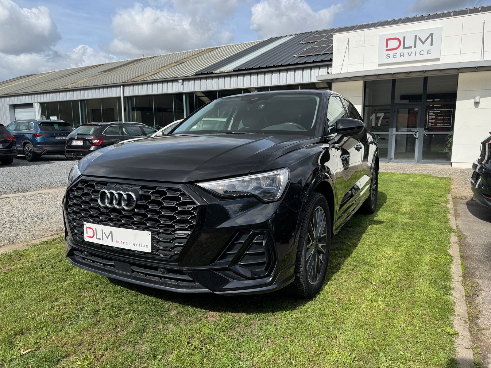 Audi Q3 Sportback Sline Tsi volledig zwart 01/21 102.000km, Voorwielaandrijving, Dealer onderhouden, Stof, 4 cilinders