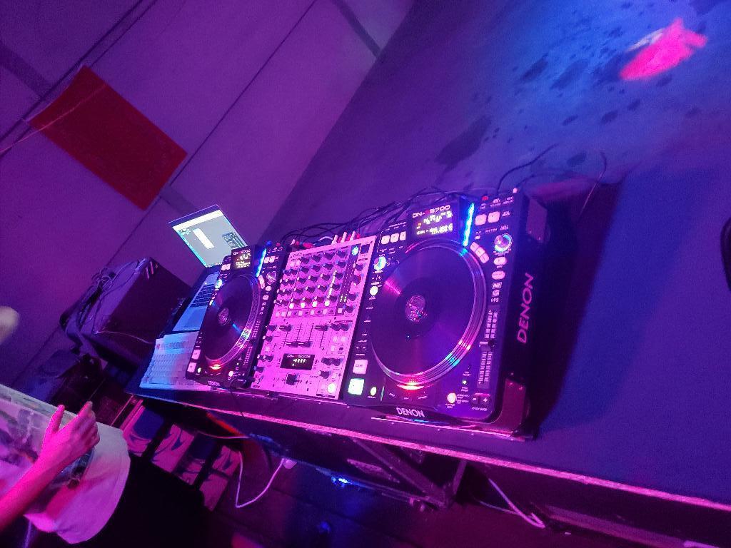 Verhuur -Discobar–geluid-feestverlichting-moving head-DJ, Musique & Instruments, DJ sets & Platines, Comme neuf, Denon, Enlèvement