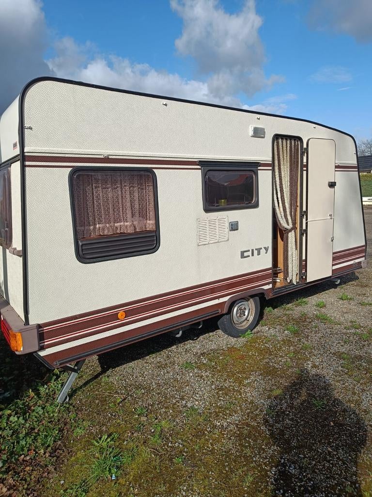 Mooie burstner caravan met voortent geen keuring nodig, Particulier