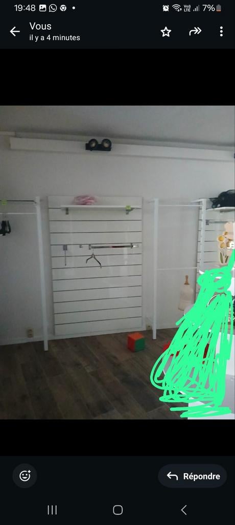 Mobilier vêtements plus mannequins.
