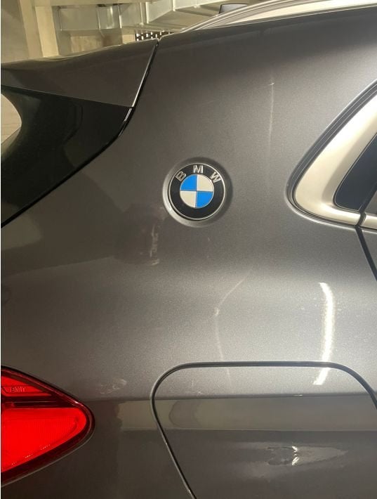 Emblème du panneau latéral arrière de la BMW X2 (F39), Gauche, Haillon arrière, Utilisé, BMW