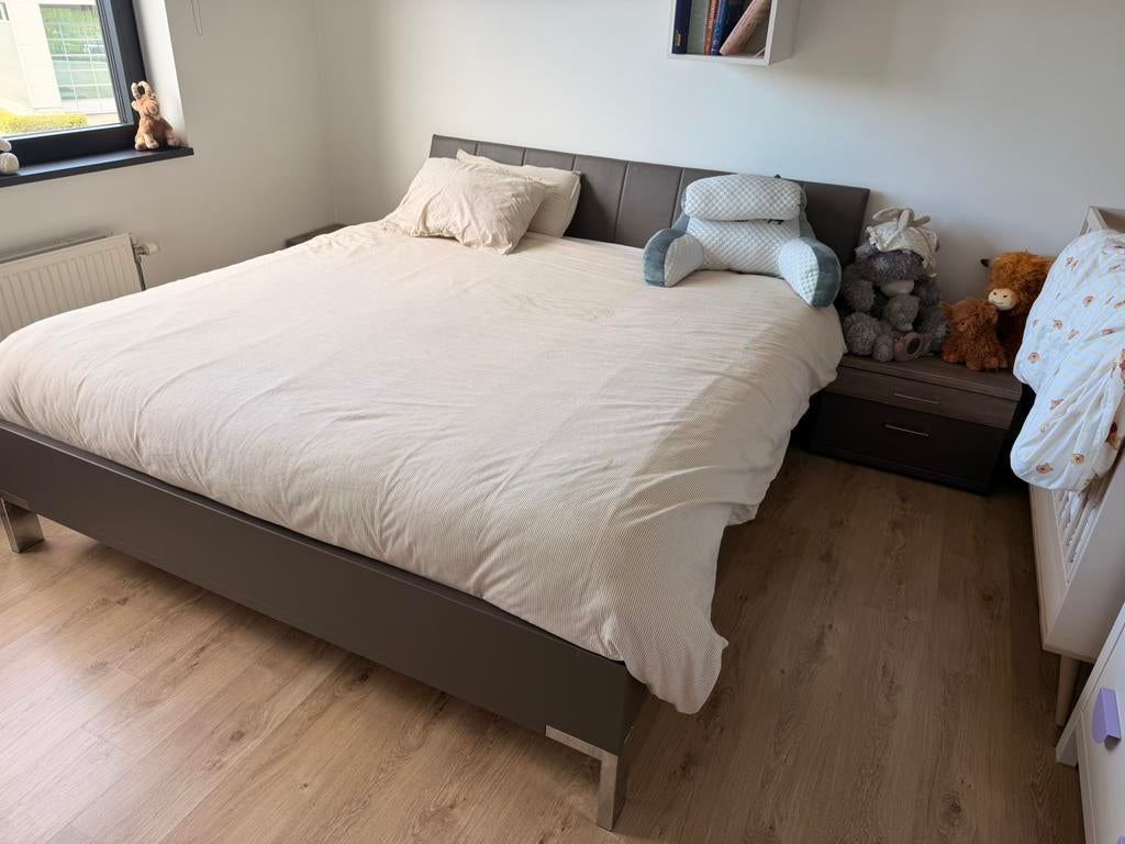 Tweepersoonsbed 180 cm+matras+ nachtkastjes-zeer goede staat, Ophalen, Zo goed als nieuw, 180 cm