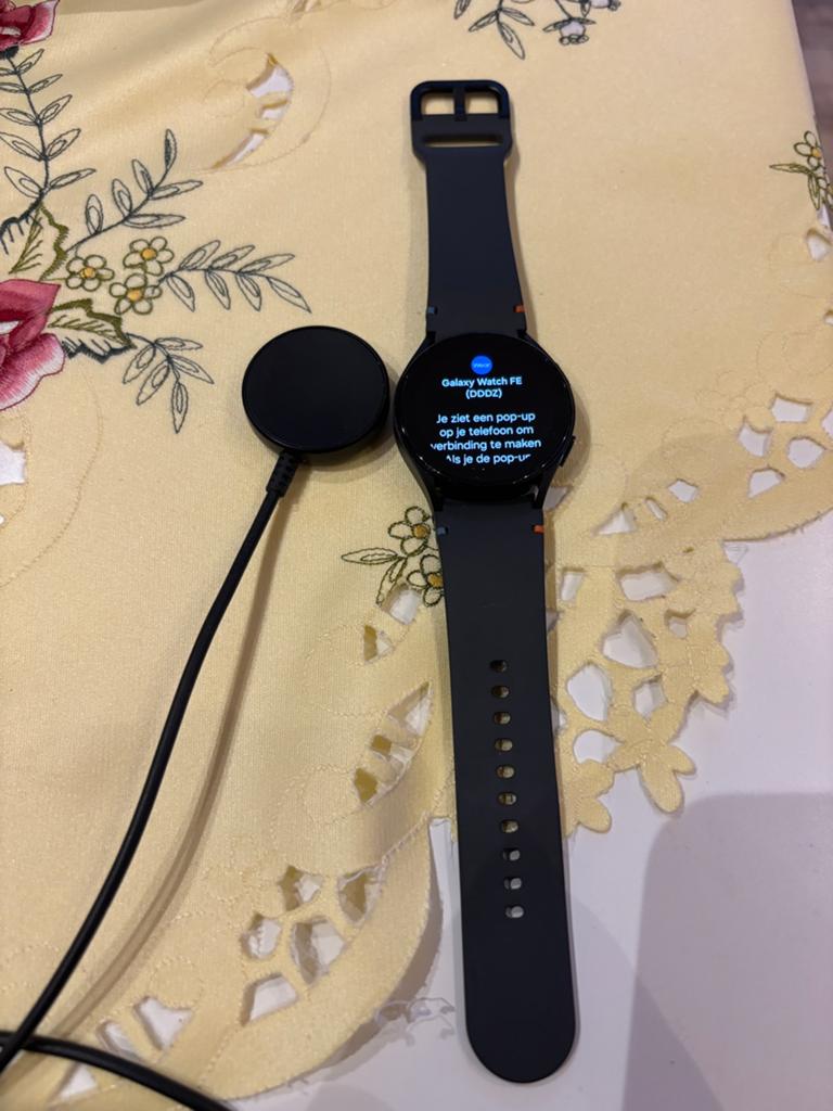 Galaxy watch FE, Handtassen en Accessoires, Smartwatches, Ophalen of Verzenden, Zo goed als nieuw