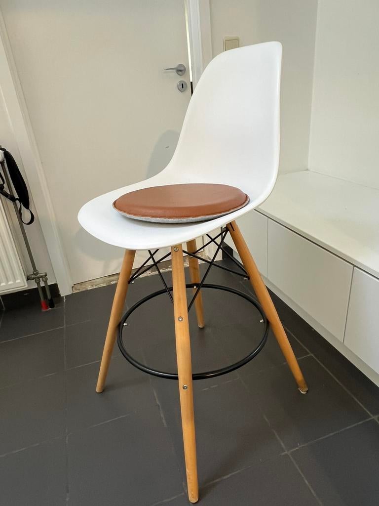 2 barkrukken (Vitra Eames look), 2 krukken, Ophalen, Zo goed als nieuw, Kunststof