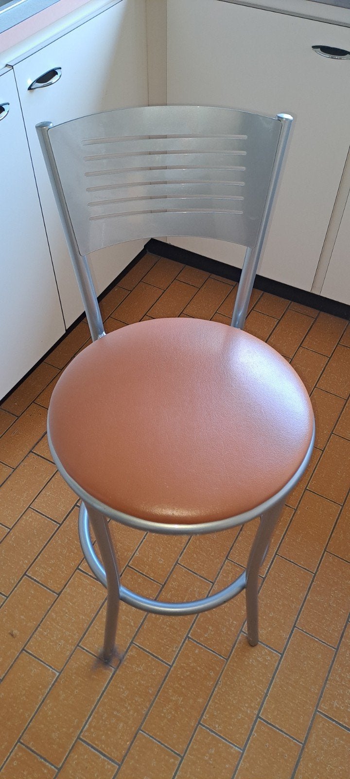 Tabouret de bar en métal avec dossier. Très bon état général, Enlèvement, Métal