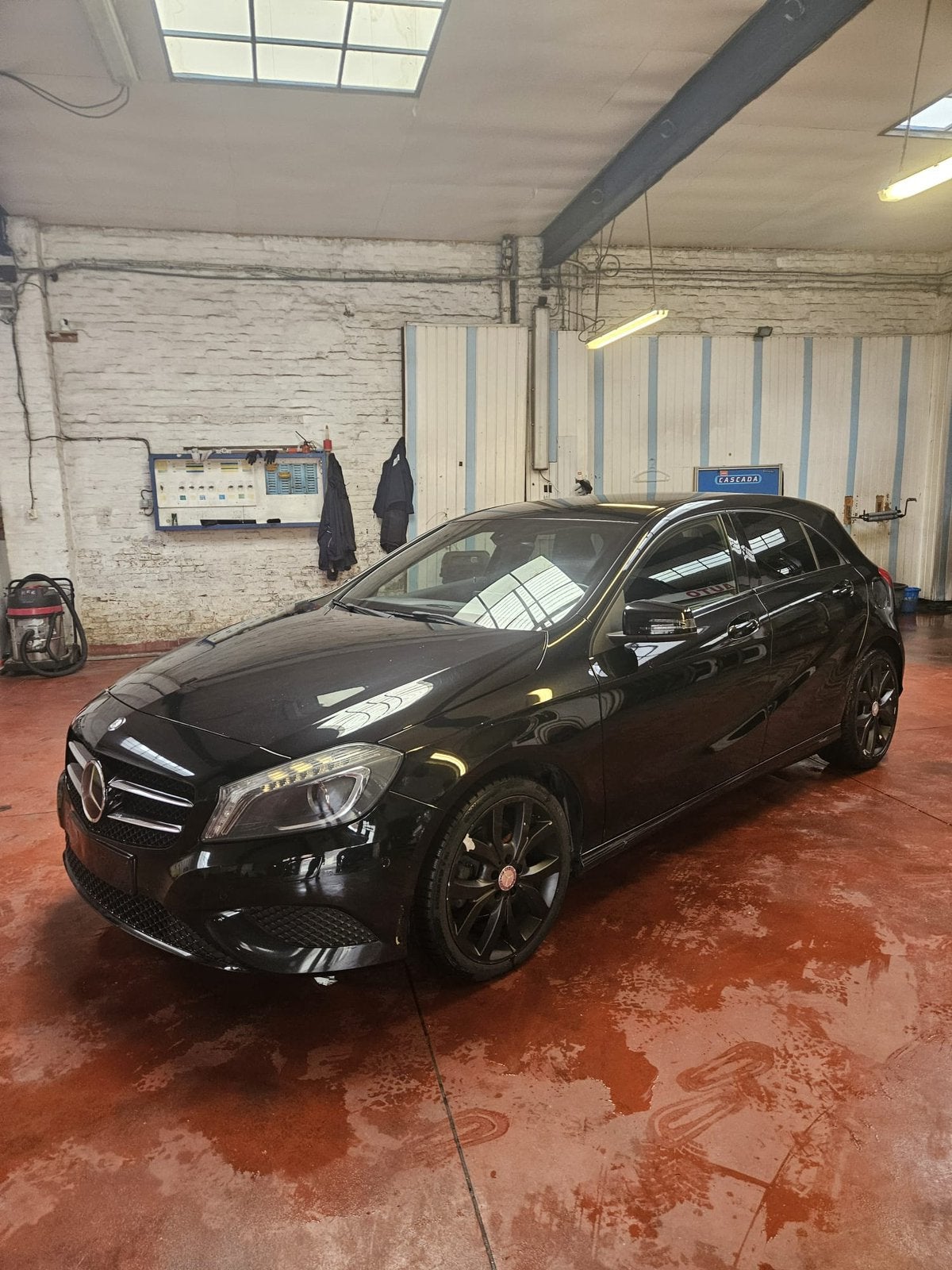 Mercedes A180 bien entretenue avec 160 000 kilomètres, Classe A, Achat, Entretenue par le concessionnaire, Noir