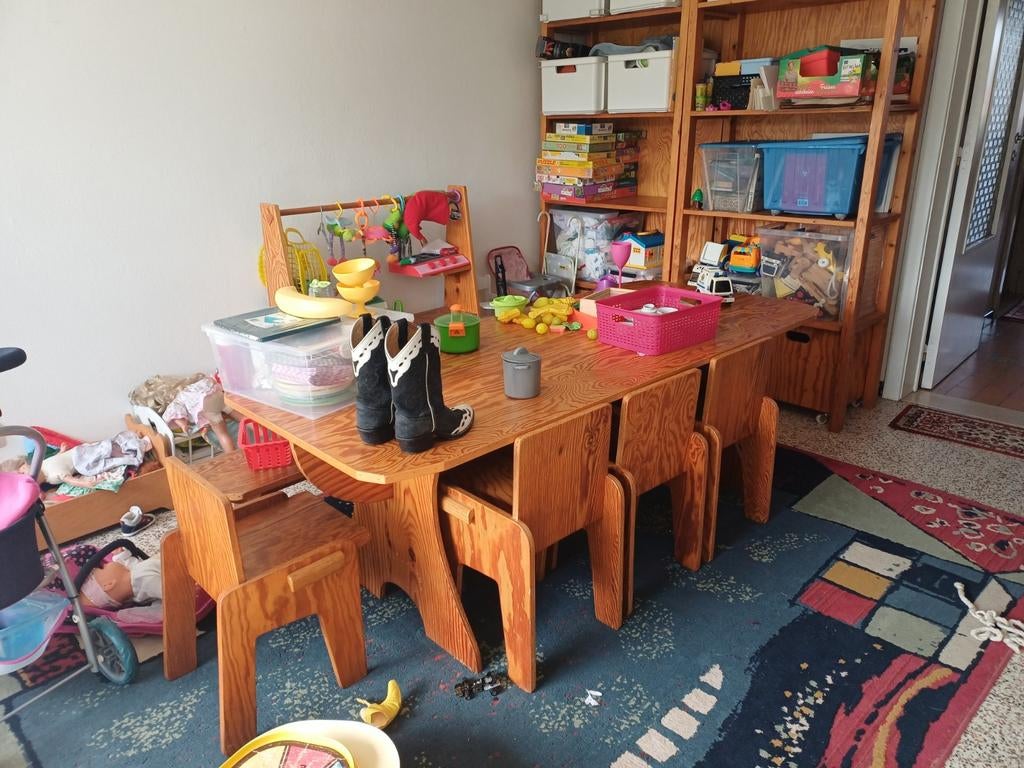 Kindertafel met stoeltjes en bankjes in hout, Ophalen