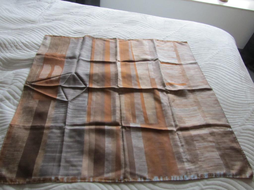DELVAUX Foulard siglé dominance fauve, Envoi