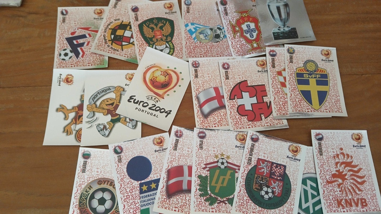panini euro 2004 20 ecusson complet, Enlèvement ou Envoi, Neuf, Plusieurs autocollants