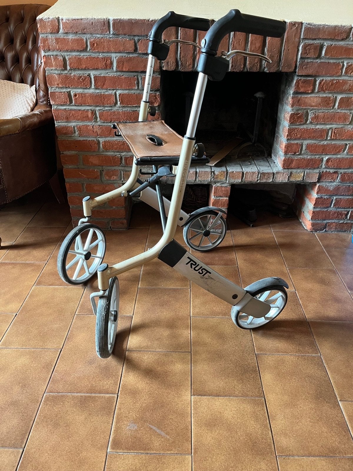 Rollator TRUST avec siège -bon état, Enlèvement, Utilisé