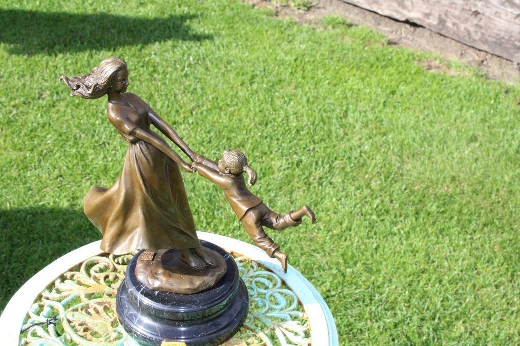 jeu entre maman et sa fille en bronze signé  : MILO, Enlèvement ou Envoi, Bronze