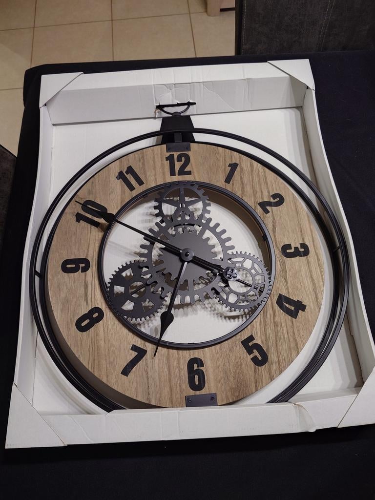 Horloge murale grande taille, Enlèvement