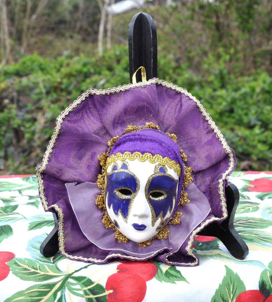 masque venitien decoratif en faience et tissu mauve, Enlèvement ou Envoi, Utilisé