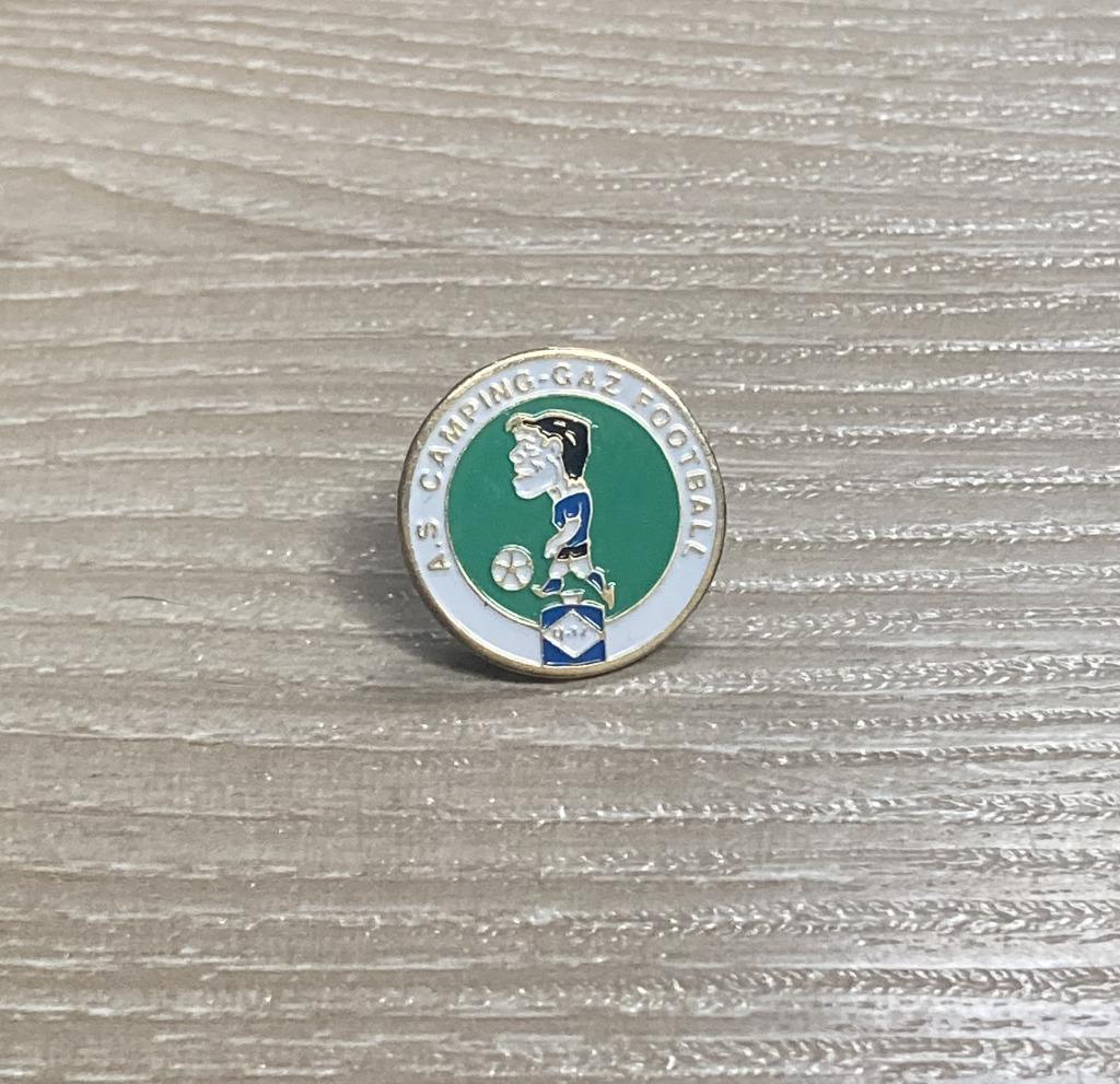 PIN - A.S. CAMPING-GAZ FOOTBALL - VOETBAL, Verzamelen, Verzenden, Gebruikt, Sport, Speldje of Pin
