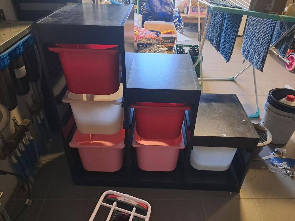 Ikea speelgoed baken kast is beetje beschadigd van onder, Ophalen