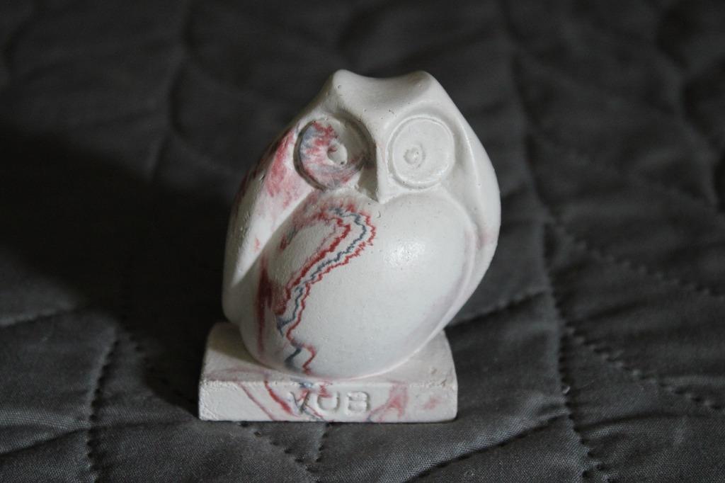 Uiltje steen grijs met rood roze tekening, Ophalen of Verzenden, Zo goed als nieuw, Dier