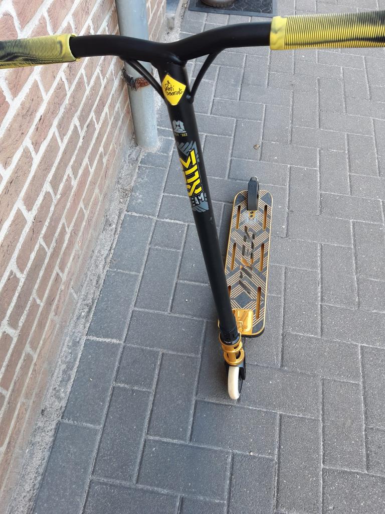MFX stuntstep (Madd Gear) – goud/zwart – goede staat, Fietsen en Brommers, Steps, Ophalen, Gebruikt, Overige typen, Mfx