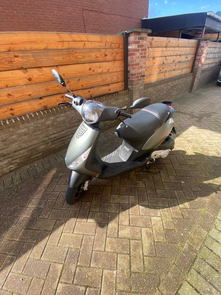 Piaggio Zip 4-takt | 6800 km | Donkergroen | Helm & Slot, Zip, Enlèvement, Utilisé, Classe A (25 km/h)