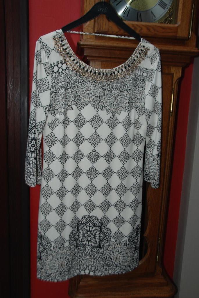 Rechte beige jurk met zwart patroon 3/4 mouwen M als NIEUW!, Maat 38/40 (M), K-design, Beige, Ophalen of Verzenden
