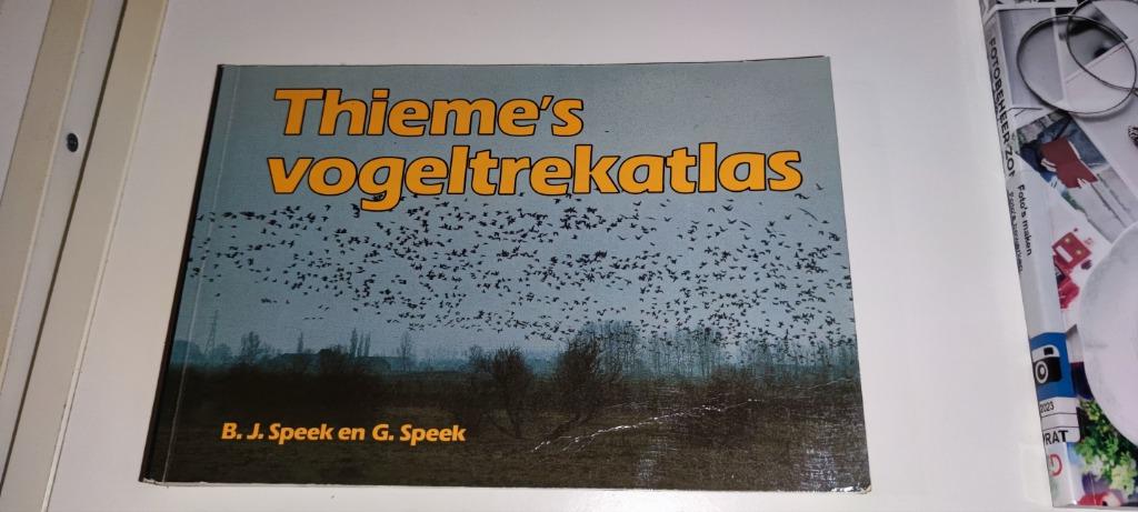 Thieme's vogeltrekatlas EERSTE DRUK 1984, Gelezen, B.J. Speek en G. Speek, Ophalen of Verzenden, Vogels